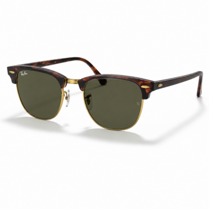 Lentes de sol Ray-Ban RB3016 W0366 51-21 Clubmaster Classic con montura estilo carey, detalles metálicos dorados y cristales verdes oscuros sobre fondo blanco vista perspectiva