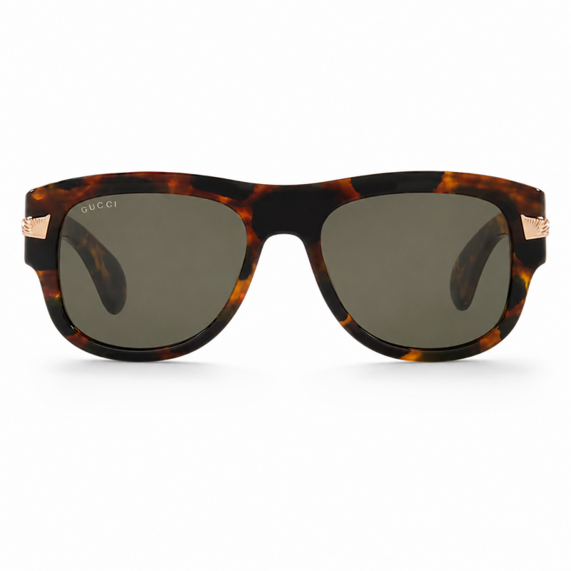 Lentes de sol Gucci con montura carey, vista frontal, cristales oscuros y detalle metálico lateral sobre fondo blanco.