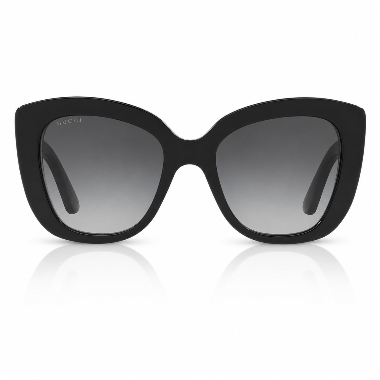 Lentes de sol Gucci negros oversized vista frontal Lentes de sol Gucci negros en vista frontal, con montura oversized, cristales degradados grises y diseño elegante sobre fondo blanco.