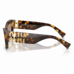 Lentes de sol Miu Miu en vista lateral, con montura carey, patillas anchas y logo dorado Miu Miu sobre fondo blanco.