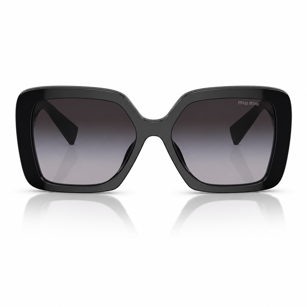 Lentes de sol Miu Miu negros vista frontal Lentes de sol Miu Miu negros en vista frontal, con montura gruesa, cristales degradados oscuros y diseño cuadrado sobre fondo blanco.