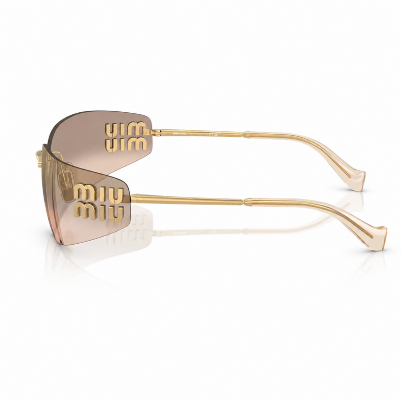 Lentes de sol Miu Miu sin marco en vista lateral, con varillas doradas, cristales rosados y logo Miu Miu metálico sobre fondo blanco.