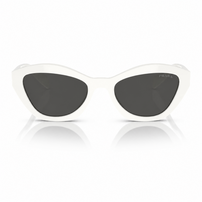 Lentes de sol Prada blancos en vista frontal, con montura estilo cat eye, cristales oscuros y logo Prada sobre fondo blanco.