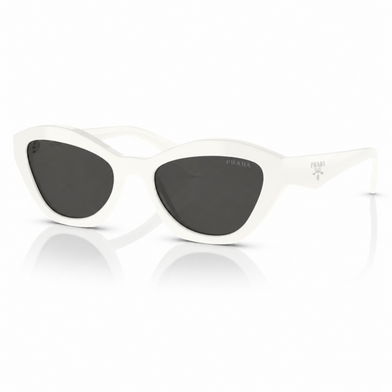 Lentes de sol Prada blancos en vista principal, con montura cat eye, cristales oscuros y logo Prada Milano en la patilla sobre fondo blanco.