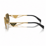 Lentes de sol Prada en vista lateral, con estructura metálica dorada, terminales negros y detalle triangular Prada Milano en la patilla sobre fondo blanco.