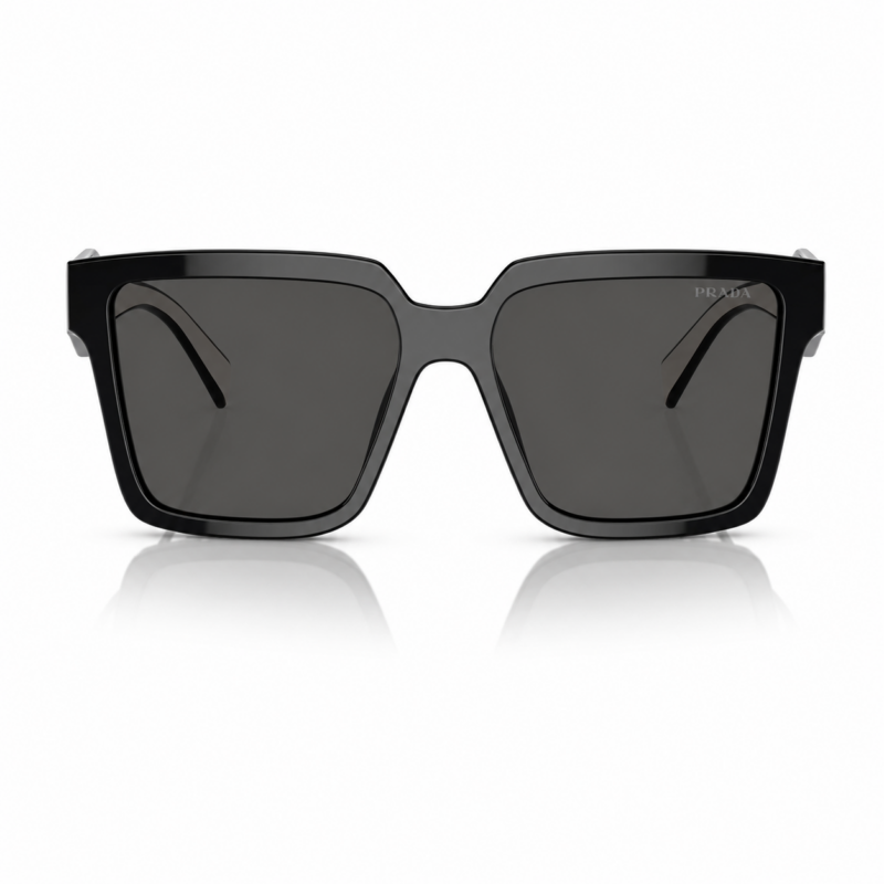 Lentes de sol Prada negros en vista frontal, con montura gruesa, cristales oscuros y diseño cuadrado sobre fondo blanco.
