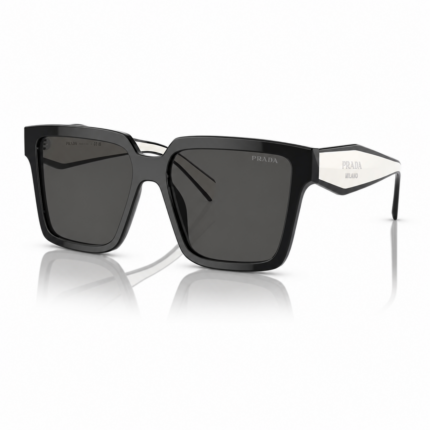 Lentes de sol Prada negros en vista principal, con montura cuadrada, cristales oscuros y patillas blancas con logo Prada Milano sobre fondo blanco.