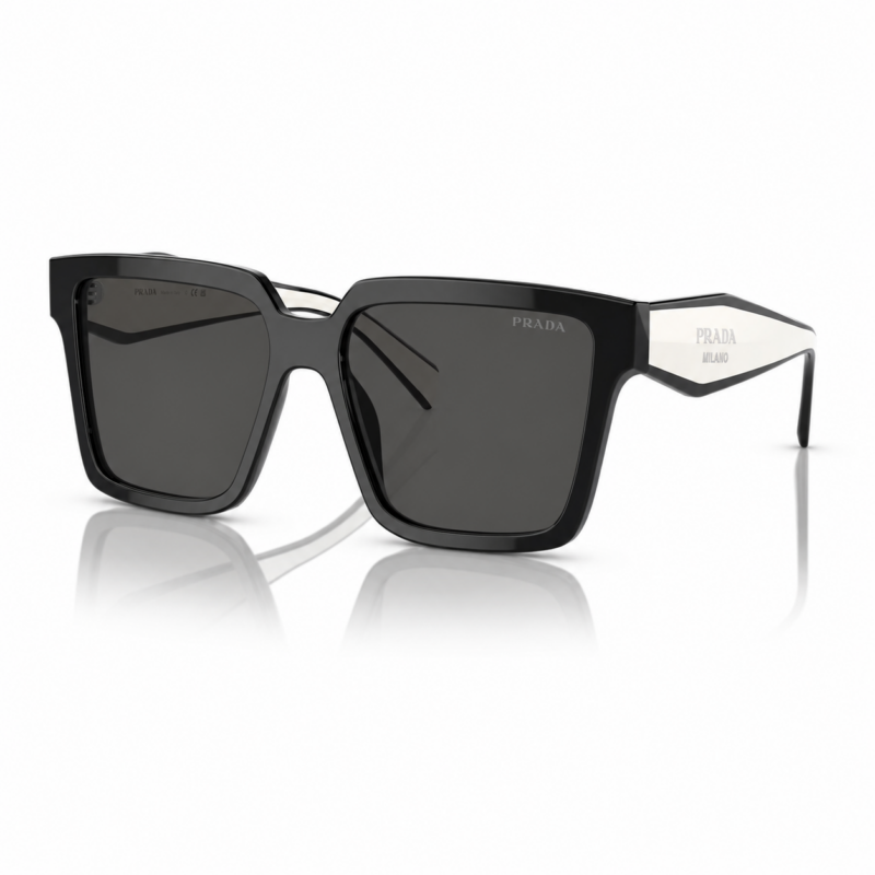 Lentes de sol Prada negros en vista principal, con montura cuadrada, cristales oscuros y patillas blancas con logo Prada Milano sobre fondo blanco.